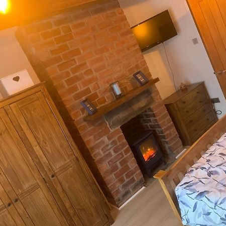 Quaint 1 Bedroom Cottage In Pudsey, Leeds Exteriör bild