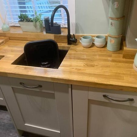 Quaint 1 Bedroom Cottage In Pudsey, Leeds Exteriör bild
