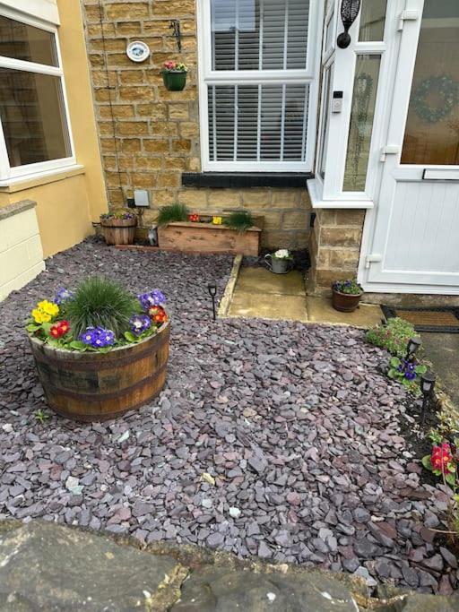 Quaint 1 Bedroom Cottage In Pudsey, Leeds Exteriör bild