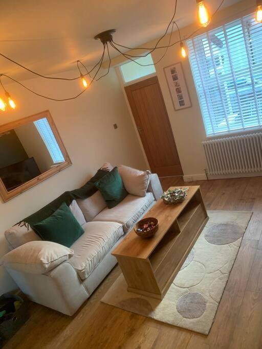 Quaint 1 Bedroom Cottage In Pudsey, Leeds Exteriör bild