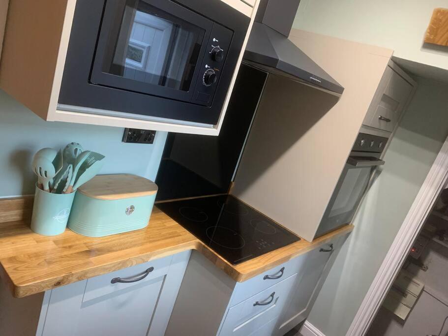 Quaint 1 Bedroom Cottage In Pudsey, Leeds Exteriör bild