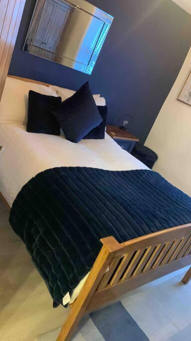 Quaint 1 Bedroom Cottage In Pudsey, Leeds Exteriör bild