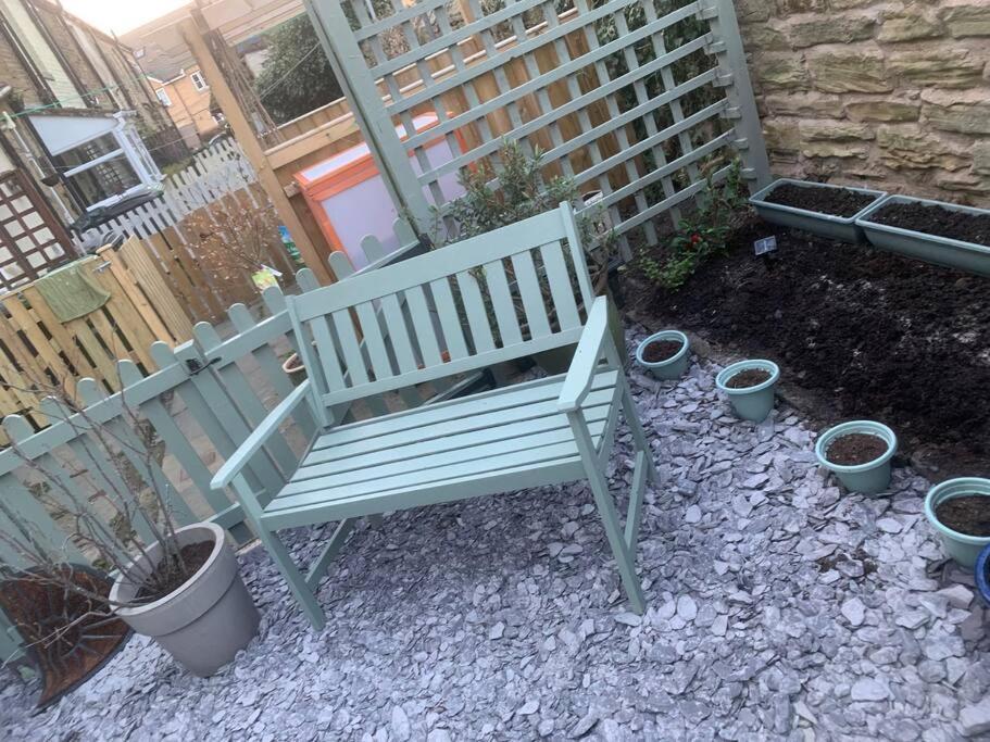 Quaint 1 Bedroom Cottage In Pudsey, Leeds Exteriör bild