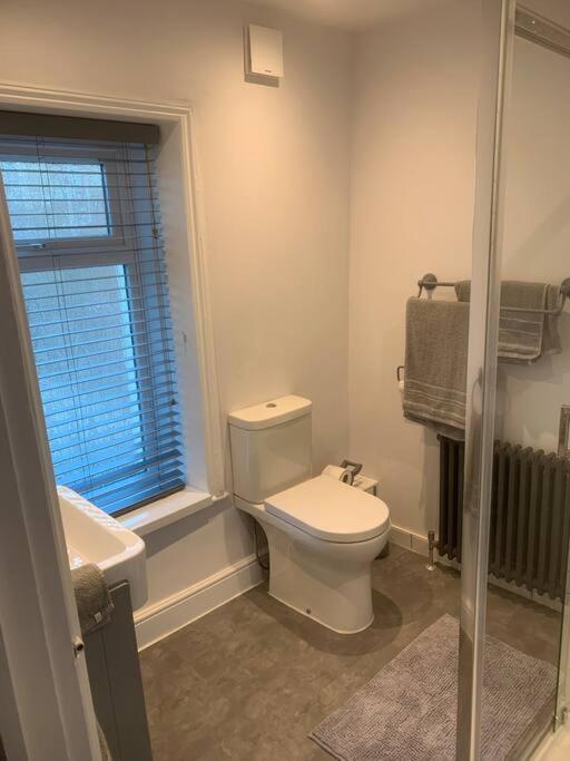 Quaint 1 Bedroom Cottage In Pudsey, Leeds Exteriör bild